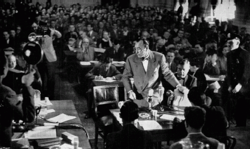 Херберт Биберман покидает зал после допроса в Комиссии по расследованию антиамериканской деятельности, 1947