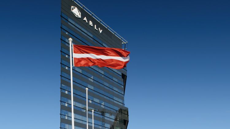 В Латвии вкладчики опустошают банки: отток капитала насчитывает сотни миллионов евро