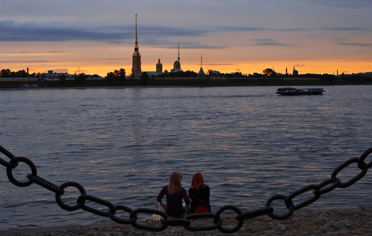 Что делают петербуржцы во время белых ночей