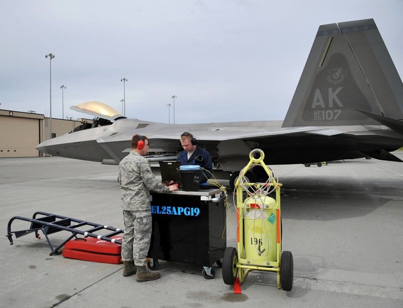 На заводе по сборке F-22