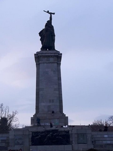 Болгары восстановили памятник Советской Армии в Софии и возложили к нему цветы