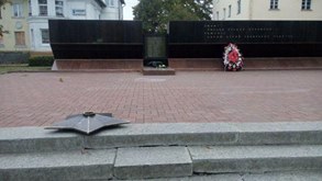 На данном изображении может находиться: на улице