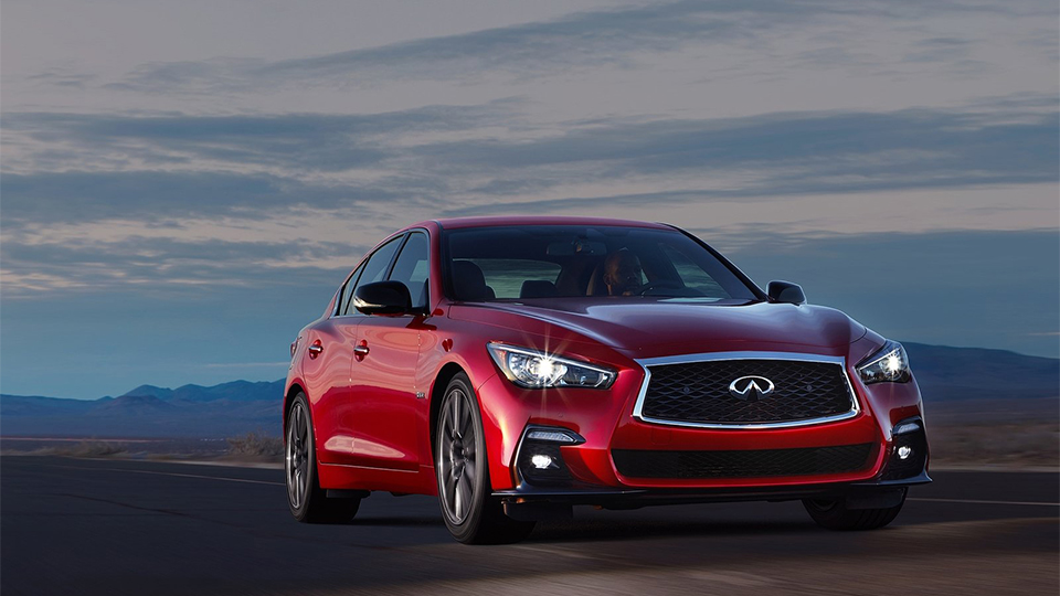 Седан Infiniti Q50 приблизили к беспилотникам