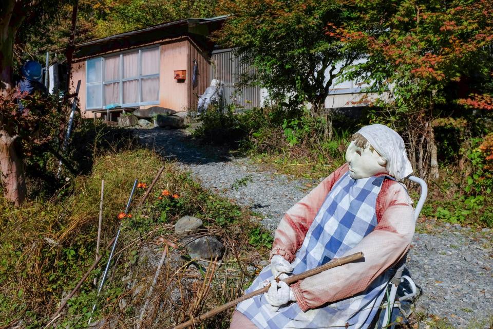 6 жутких фото японской деревни, где мертвецов заменяют куклами