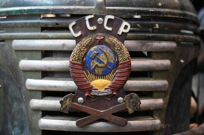 Переднюю часть коляски украшает герб СССР. Переднюю часть коляски украшает герб СССР.