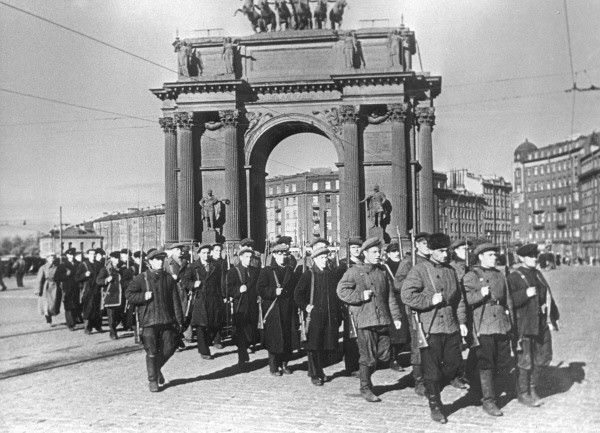 RIAN_archive_604176_Workers_at_Kirovsky_Plant_walking_to_front_line.jpg RIAN_archive_604176_Workers_at_Kirovsky_Plant_walking_to_front_line.jpg