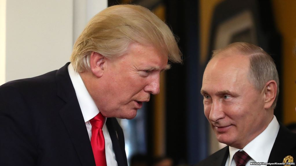 Президент США Дональд Трамп и президент России Владимир Путин на саммите АСЕАН во Вьетнаме