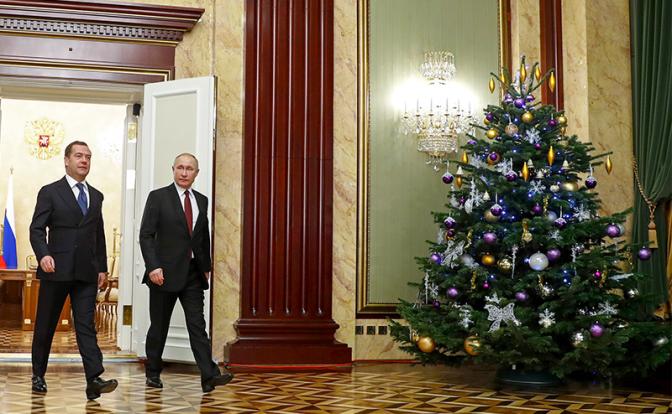 На фото: премьер-министр РФ Дмитрий Медведев и президент России Владимир Путин во время поздравления правительства РФ с Новым 2020 годом.