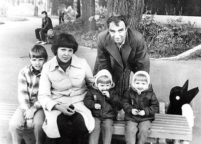 Сёстры Арнтгольц в детстве с родителями и братом. / Фото: www.liveinternet.ru Сёстры Арнтгольц в детстве с родителями и братом. / Фото: www.liveinternet.ru