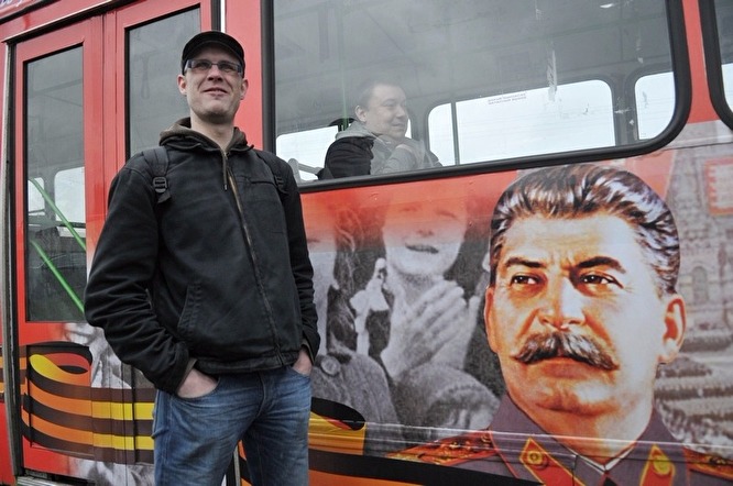 «Чего те вдруг принимаются поминать добрым словом Сталина? Ведь и не знают толком за что, лишь наслышаны от дедов, что уж при нем-то страна была великая»