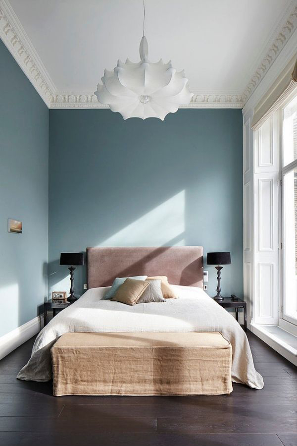 Уютная спальня со стенами, окрашенными в приятный оттенок синего цвета