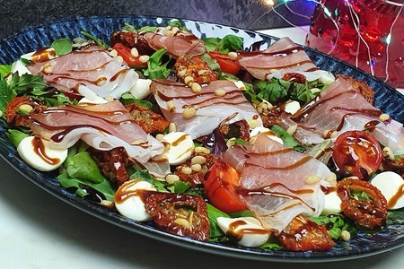 Фото к рецепту: Лёгкий салат с томатами и моцареллой