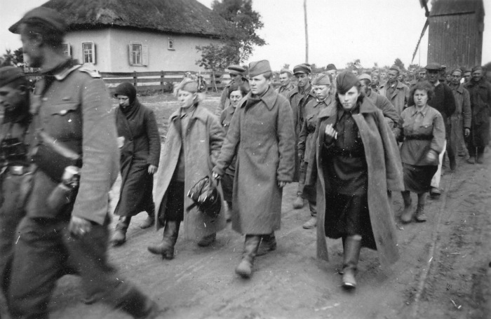 Советские женщины в колонне военнопленных.