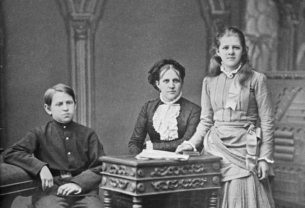 Анна Григорьевна Достоевская с детьми Любовью и Фёдором. Фото © РИА Новости / Николай Пашин