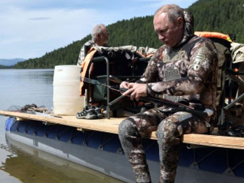Путину, говорят, лучше Интернету учиться, а не ловле щук
