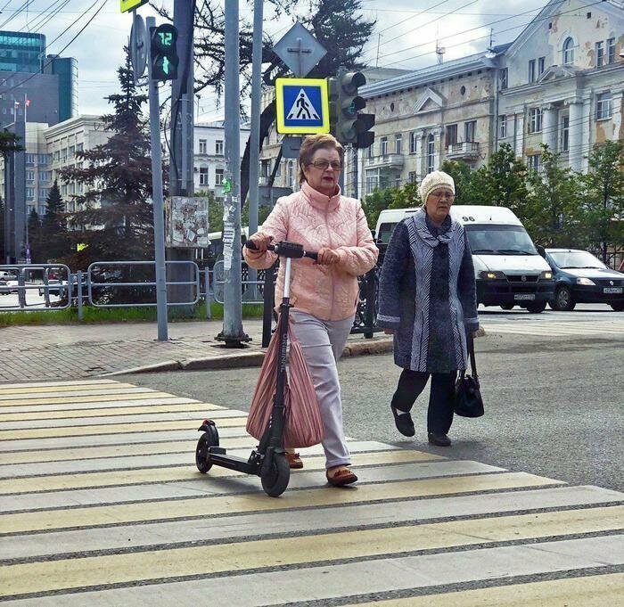 Возраст еще не показатель "взрослости" Возраст еще не показатель "взрослости" бабушки, дедушки, пенсионеры, пенсия, прикол, старики, старость