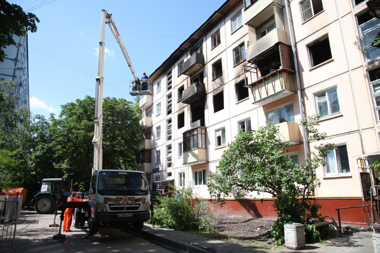 В Ярославском ликвидируют последствия пожара