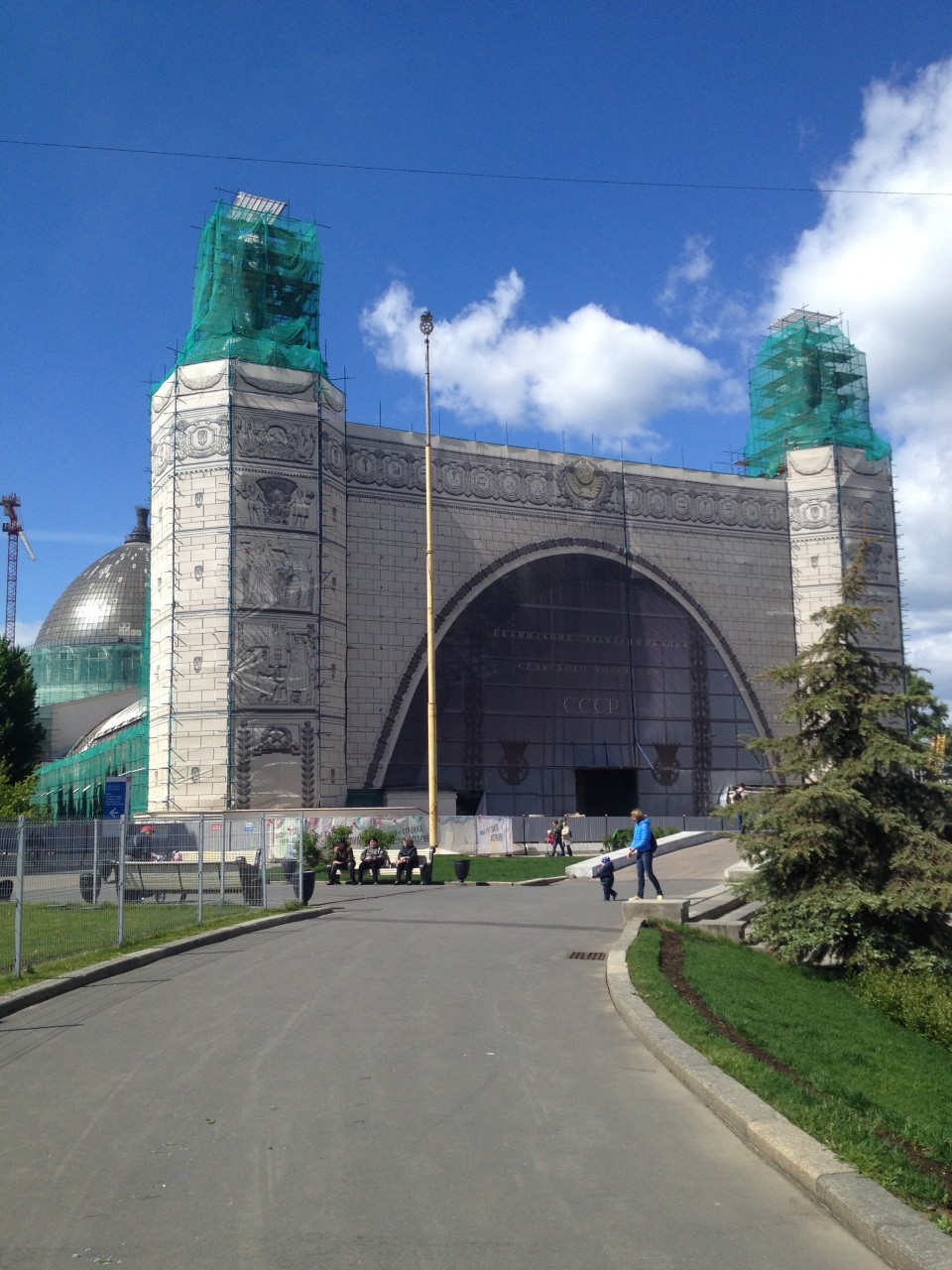 Яблони и тюльпаны на ВДНХ Яблони и тюльпаны на ВДНХ