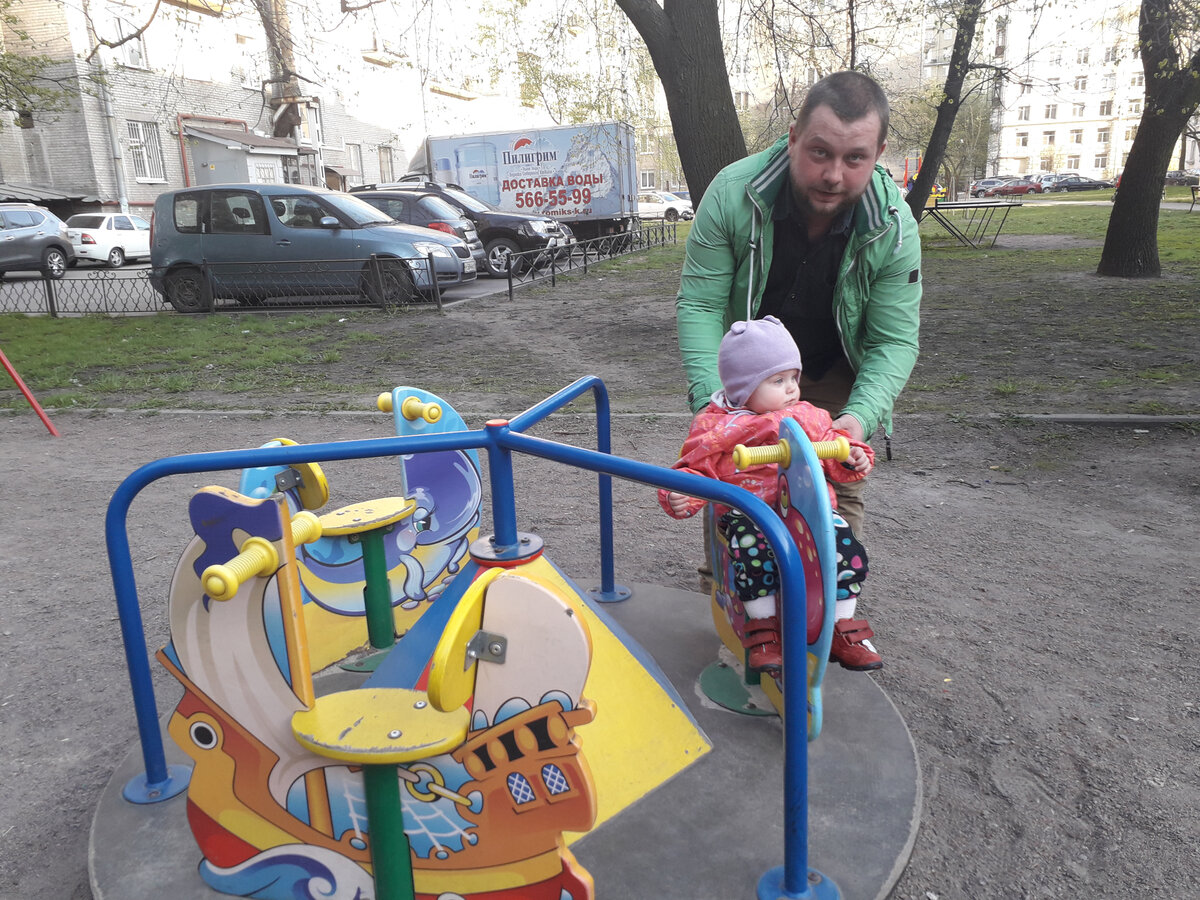 у мужа неплохо получается доступно объяснять ребятне, как себя ведут на площадке