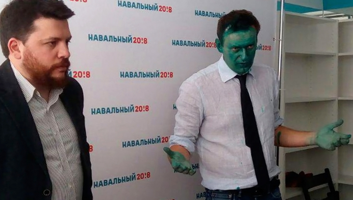Навального облили зеленкой на открытии предвыборного штаба в Барнауле