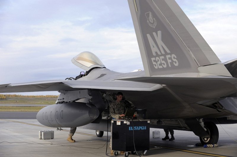 На заводе по сборке F-22