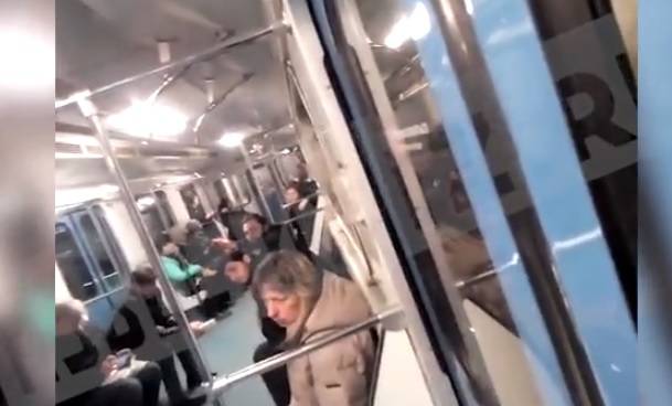 Видео: поезда встали на станции метро 