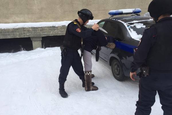 Мужчина напал с ножом на таксиста в Якутске (18+)