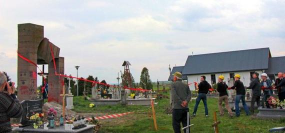 снос памятника в Польше памятник УПА снесли в Польше