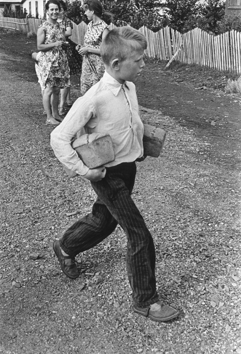64 ГЕНИАЛЬНЫХ ФОТОГРАФИИ СОВЕТСКОЙ ЭПОХИ «Хлеб привезли». 1960 год. Фото: Григорий Дубинский