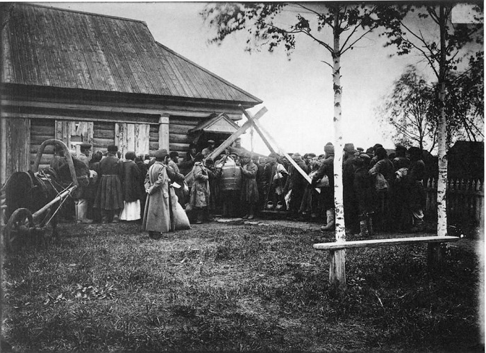Раздача крестьянам в ссуду хлеба в городе Княгинине, 1892 год. Раздача крестьянам в ссуду хлеба в городе Княгинине, 1892 год.