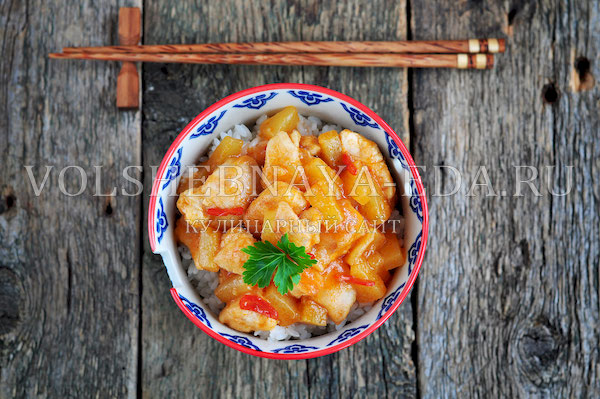 курица с ананасами китайская кухня. original. курица с ананасами китайская кухня фото. курица с ананасами китайская кухня-original. картинка курица с ананасами китайская кухня. картинка original. Китайская кухня – это симбиоз вековых традиций, символов гармонии и природной энергии. В древности статус поваров приравнивался к государственным чиновникам, а некоторые кулинарные мастера достигали невиданных политических высот, только благодаря своему таланту невероятно вкусно готовить. Самые известные блюда Поднебесной – утка по-пекински, жареный рис, столетнее яйцо, черепаховый суп и, конечно же, курица по китайски в кисло сладком соусе. Более 5 тысяч лет такая пища была доступна только императорам. Существовал даже государственный закон, определяющий, кто имел право пробовать определенные сорта мяса. В случае нарушения, виновник карался жестоко – смертная казнь.