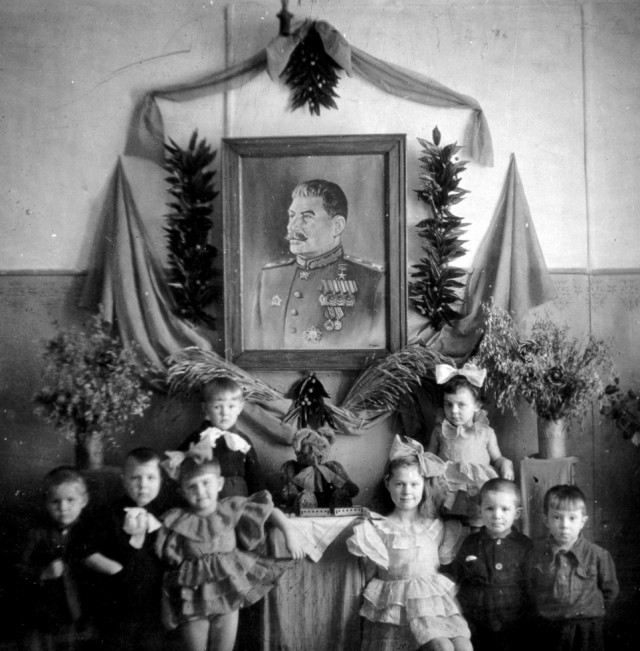 Красный уголок в детском саду. СССР, Тавда, 1948 год. Красный уголок в детском саду. СССР, Тавда, 1948 год.
