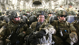 Американские военнослужащие в транспортном самолете. Архивное фото Американские военнослужащие в транспортном самолете. Архивное фото