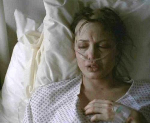 <B>Джиа (1998)</B><BR> За роль умирающей от СПИДа знаменитой 26-летней манекенщицы Джиа Каранджи актриса Анджелина Джоли была награждена «Золотым глобусом» - второй по престижности кинонаградой США. Самые культовые сцены мирового кинематографа