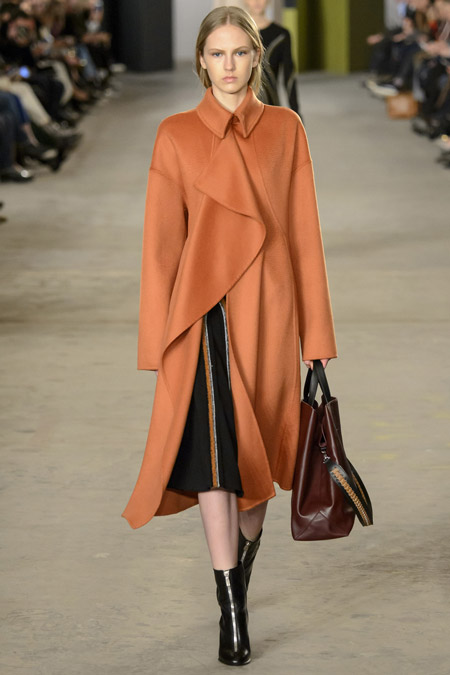 Модель в оранжевом пальто ассиметричного покроя от BOSS Hugo Boss - модные пальто осень 2016, зима 2017