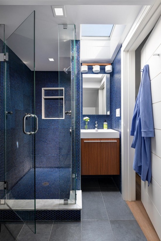 синяя мозаика в ванной