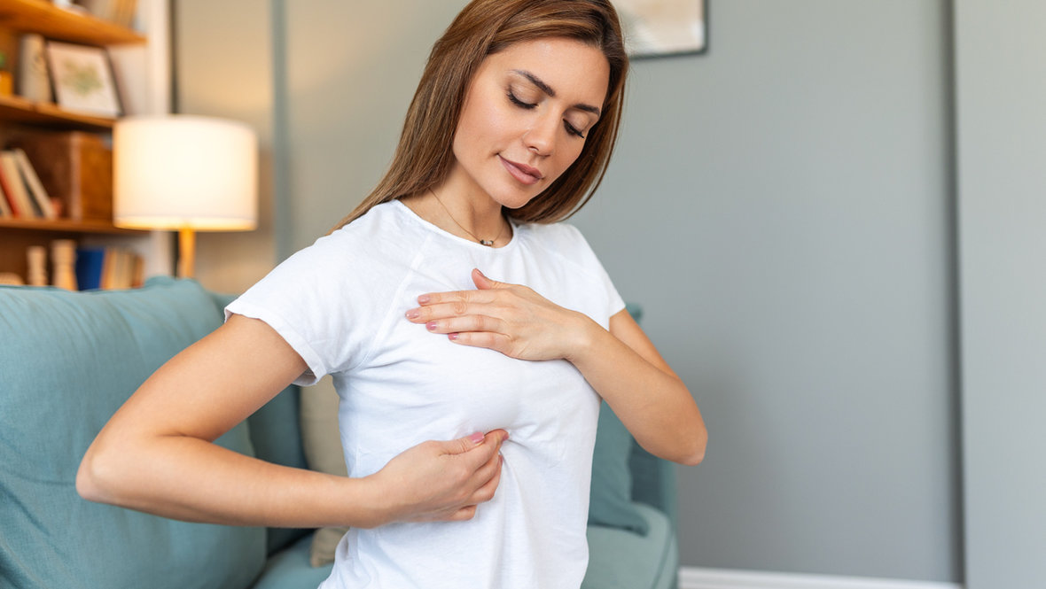 Россиянкам назвали способ правильно проводить самообследование груди