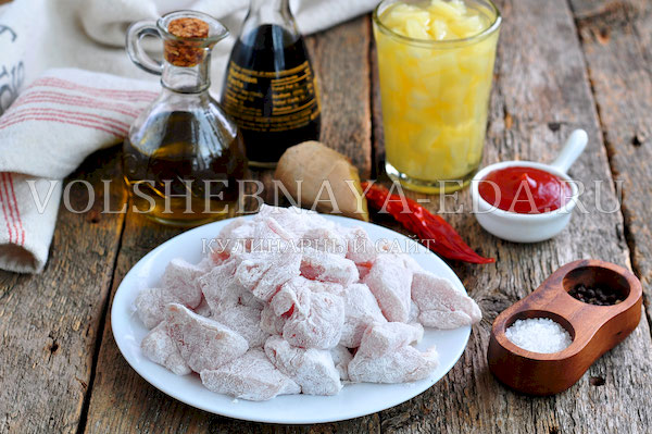 курица с ананасами китайская кухня. original. курица с ананасами китайская кухня фото. курица с ананасами китайская кухня-original. картинка курица с ананасами китайская кухня. картинка original. Китайская кухня – это симбиоз вековых традиций, символов гармонии и природной энергии. В древности статус поваров приравнивался к государственным чиновникам, а некоторые кулинарные мастера достигали невиданных политических высот, только благодаря своему таланту невероятно вкусно готовить. Самые известные блюда Поднебесной – утка по-пекински, жареный рис, столетнее яйцо, черепаховый суп и, конечно же, курица по китайски в кисло сладком соусе. Более 5 тысяч лет такая пища была доступна только императорам. Существовал даже государственный закон, определяющий, кто имел право пробовать определенные сорта мяса. В случае нарушения, виновник карался жестоко – смертная казнь.