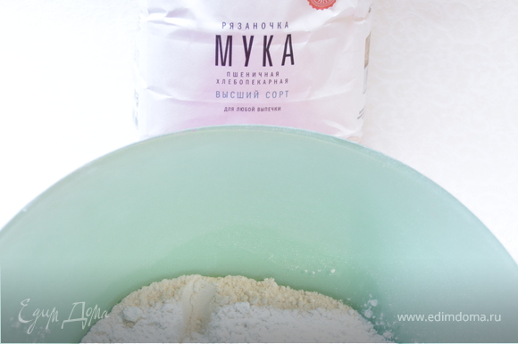 Смешать сухие ингредиенты для теста: мука, соль, сахар, сода. Смешать сухие ингредиенты для теста: мука, соль, сахар, сода.