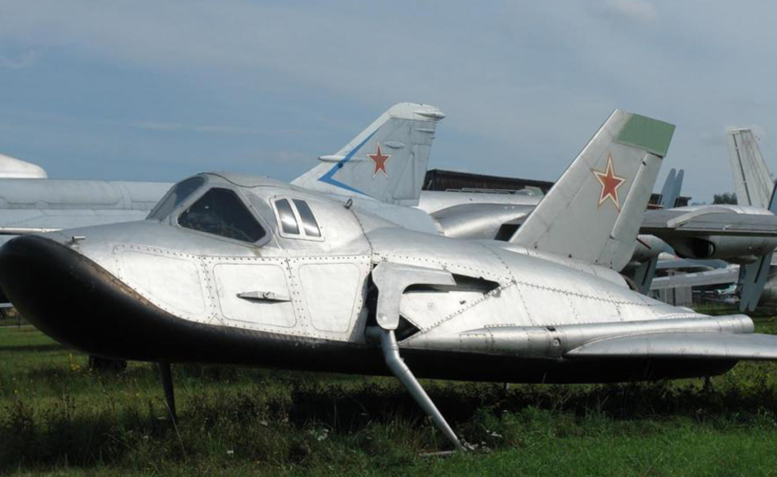 Советский космический самолет
В течение 1960-х годов две сверхдержавы работали над очень разными и перспективными космическими аппаратами, призванными решить одну и ту же проблему — доминирование в космическом пространстве. Разработанная в середине 1960-х идея МиГ-105 была первой попыткой СССР построить самый настоящий космоплан. Небольшой шаттл должен был выходить на орбиту при помощи обычной ракеты, а затем самостоятельно возвращаться на Землю. Успешные испытания в стратосфере показали, что космоплан вполне готов к выходу в космос. К сожалению, этот проект, как и многие другие, канул в Лету в конце противостояния Запада и Востока.