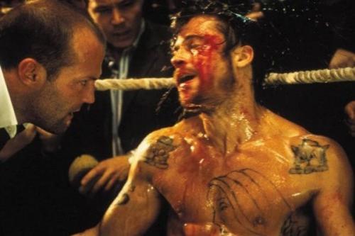 <B>Большой куш (2000)</B><BR> Одна из сюжетных линий картины с большой долей черного юмора - история Микки (Брэд Питт), который специально проваливает несколько договоренностей о своем запланированном проигрыше в боксерских боях, предварительно сделав большие денежные ставки на себя. Самые культовые сцены мирового кинематографа