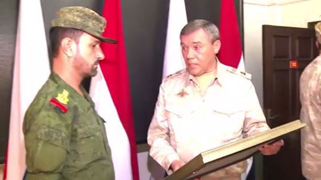 Глава Генштаба РФ вручил сирийскому генералу наградное оружие за храбрость и героизм
