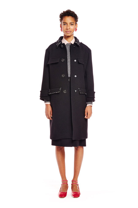 Модель в пальто прямого кроя от Kate Spade - модные пальто осень 2016, зима 2017
