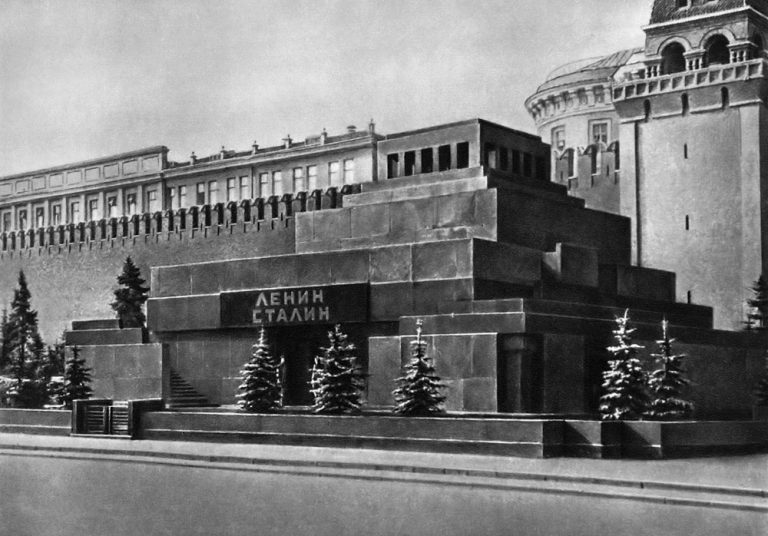 Почему Сталина вынесли из мавзолея в ночь на хэллоуин?