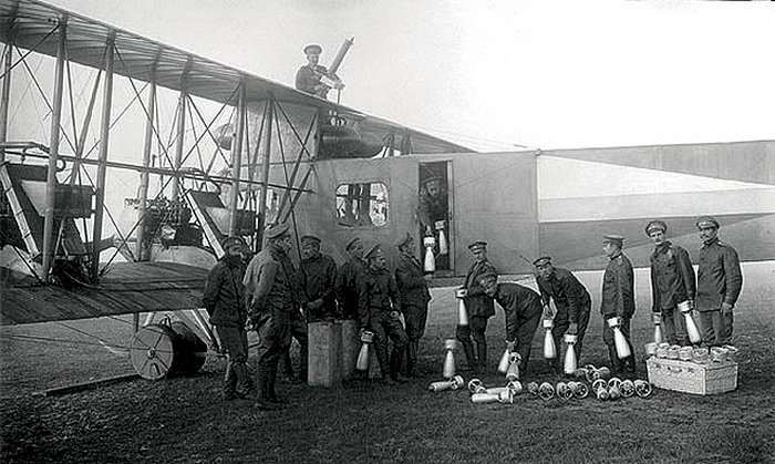 23 декабря 1914 года в России создали эскадру воздушных кораблей «Илья Муромец» 23 декабря 1914 года в России создали эскадру воздушных кораблей «Илья Муромец»