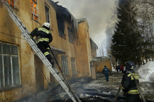 В Саратовской области потушили сильный пожар в церкви