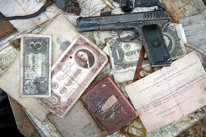 Как поднимали самолет «Киттихаук» летчика Костенко Ф. Н. (22 фото) Как поднимали самолет «Киттихаук» летчика Костенко Ф. Н. (22 фото)