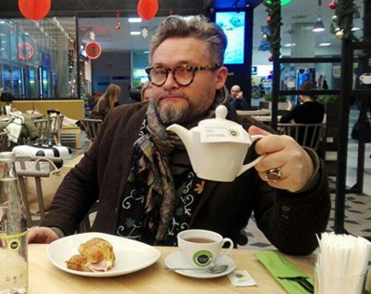 В коллекции стилиста Александра Васильева множество разных платков, палантинов и кашне В коллекции стилиста Александра Васильева множество разных платков, палантинов и кашне
