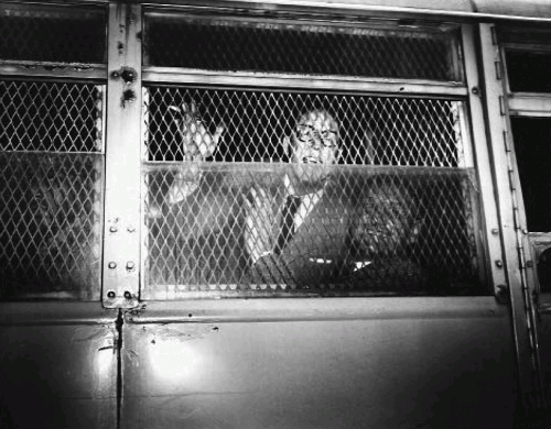 Далтон Трамбо и Джон Ховард Лоусон в полицейском фургоне после оглашения приговора, 1950
