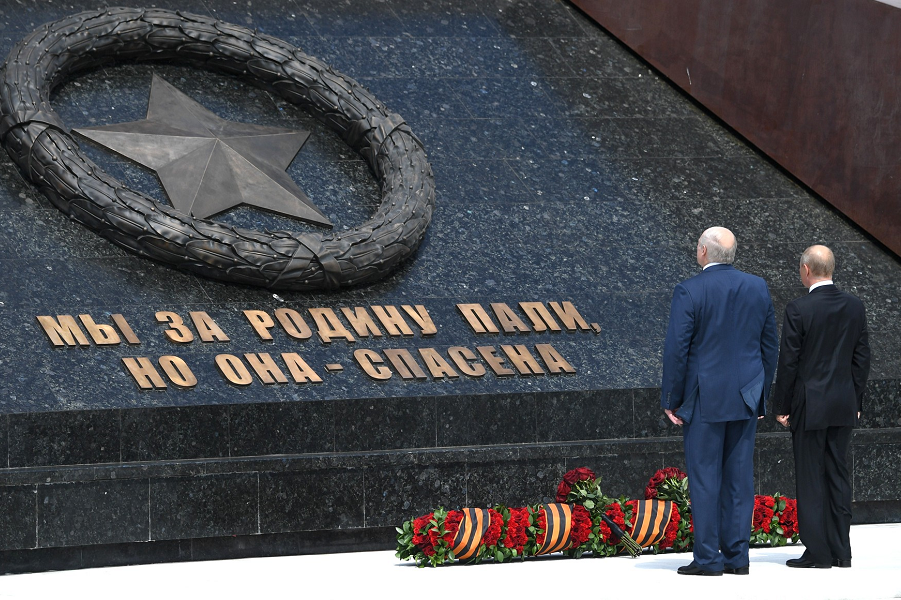 Открытие Ржевского мемориала Советскому солдату, 30.06.20.png Символично: Лукашенко с Путиным; танкер с азербайджанской нефтью для него - в Украине